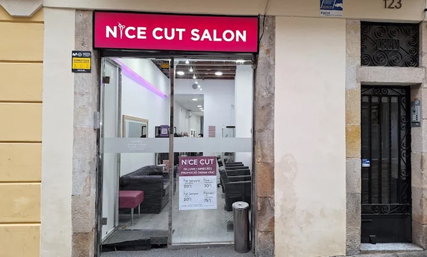 Image 10: Sesión de peluquería con opción a mechas y/o tinte de raíz para 1 