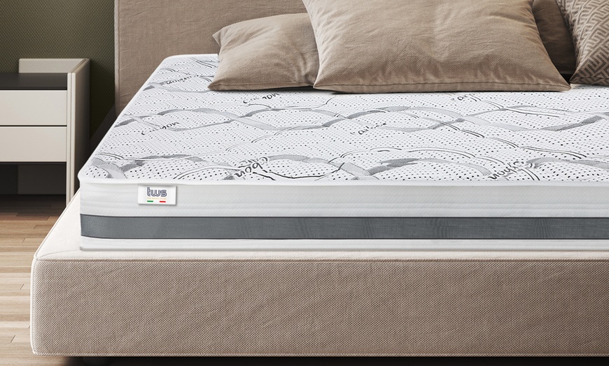 Image 5: Colchón de espuma expandida con agua, de The White Stone