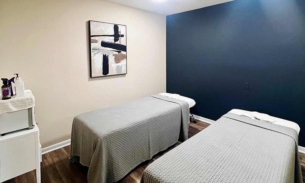 50 or 90-Min Couple Massage w/ Hot Stone, Towel, Aromatherapy & Mask