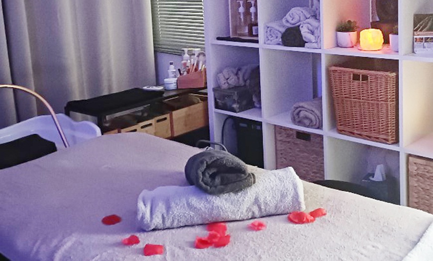 Image 2: Escale bien-être à Antibes : head spa et massages Kobido en option