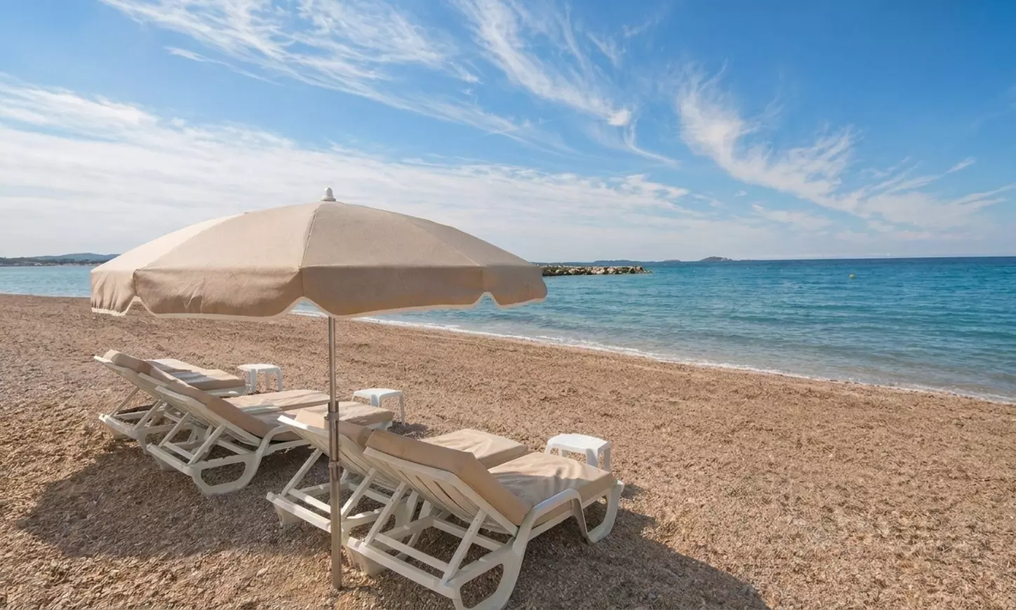 Journée en plage privée tout l'été avec 2 transats, 2 parasols, 2 punchs ou softs - pour 2 pers.
