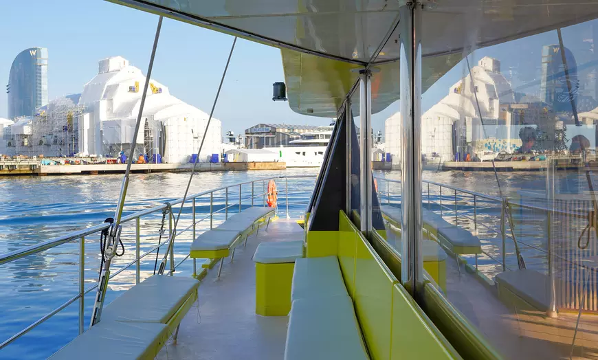 Image 10: Paseo de 1 hora en catamarán a vela por la costa de Barcelona 