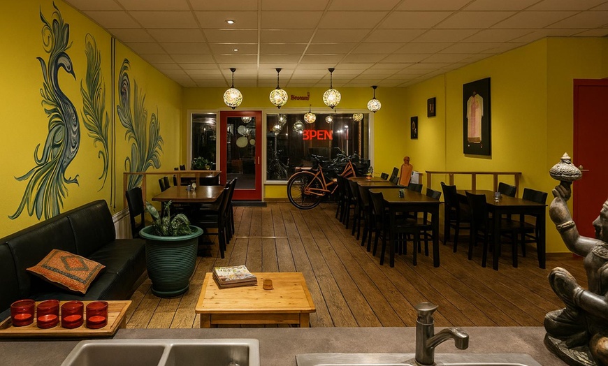 Image 2: Proef de Indiase smaken met verse kruiden en traditionele gerechten