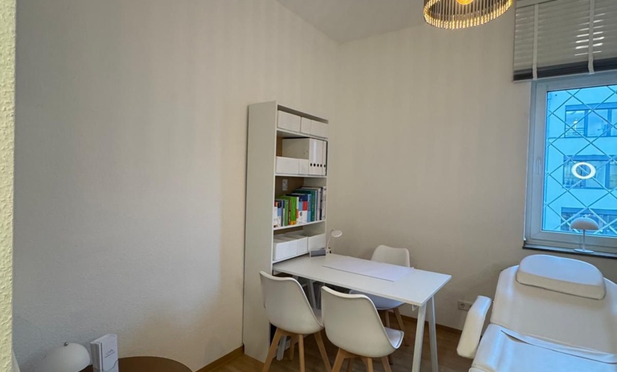 Image 3: Fußpflege opt. mit Shellack & Entspannung im Massagesessel für 1 Pers.