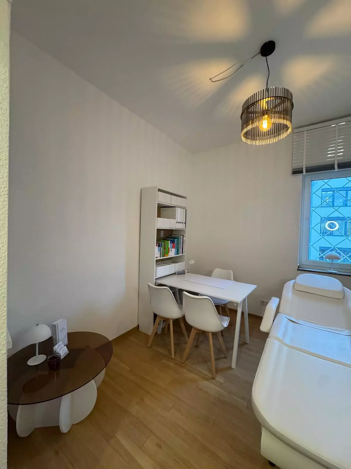 Professionelle Fußpflege opt. mit Shellack & Entspannung im Massagesessel für 1 Person (bis zu 37% sparen) - Second Medium