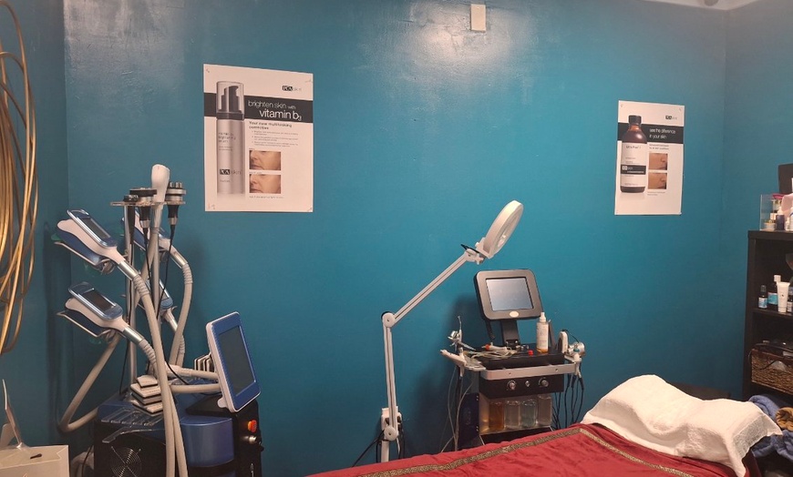 Image 7: 60 or 90 Min Couples, Swedish, Pregnancy, Deep Tissue Massage & More