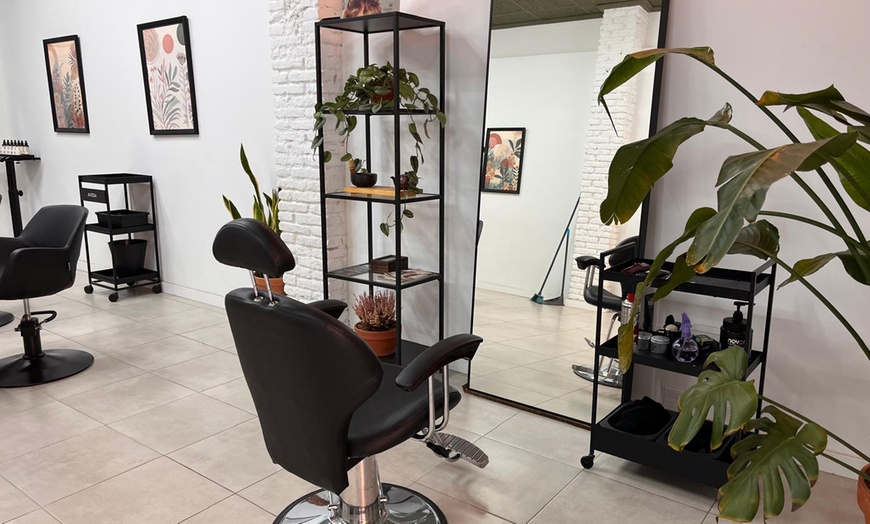 Image 8: Sesión de peluquería con opciones adicionales para 1 persona