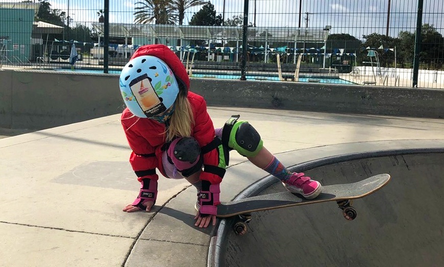 Image 2: Enjoy 1, 2, or 3 Group Skateboarding Lessons for Kids