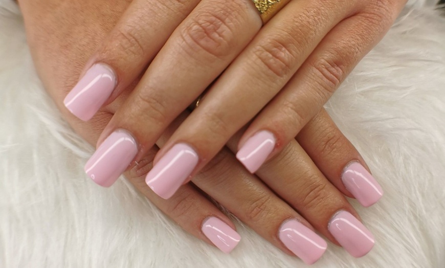 Image 1: Pose de vernis à ongles ou capsules mains et/ou pieds