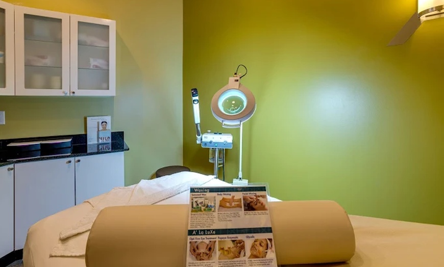 Image 3: Smooth, Radiant Skin with a 30-Minute Dermaplane Facial