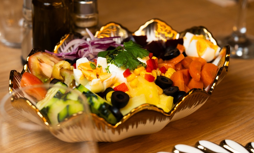 Image 16: Menú fusión con entrante, principal, postre y bebida 