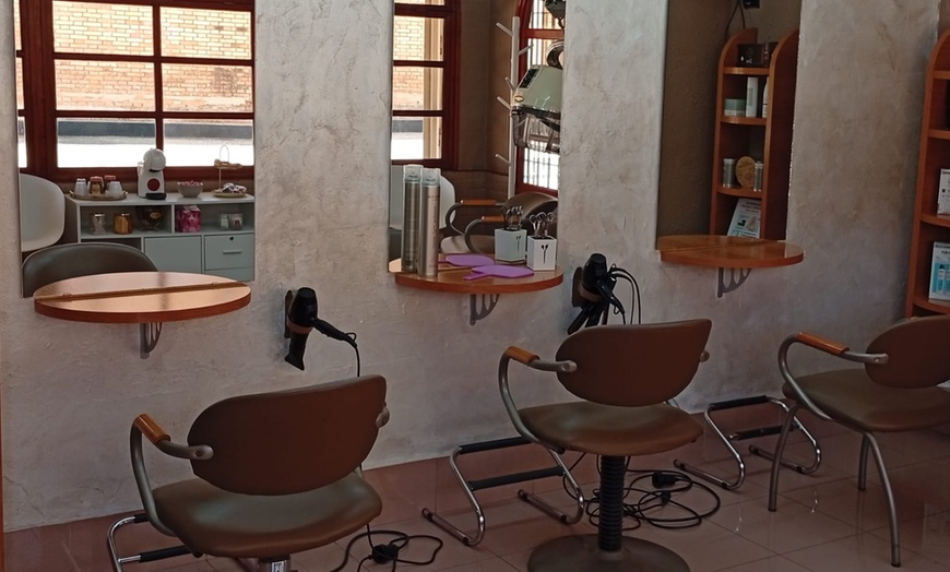 Image 7: Corte de cabello y opción a color o tratamiento hidratante intensivo 