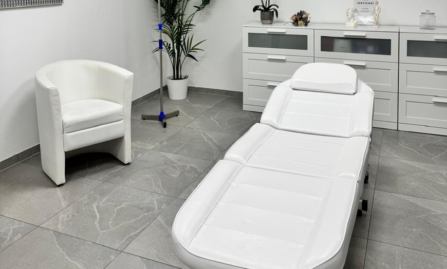 Image 2: Injektion von 0,75-2 ml Hyaluron im Gesicht für Zone nach Wahl