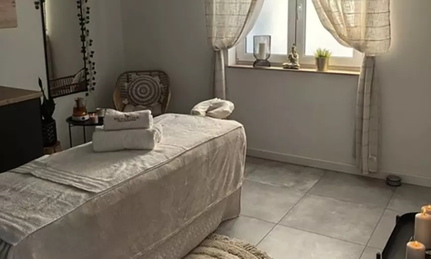 Image 1: Masaż aromatyczną świecą albo wybrany rytuał o zapachu kwiatów