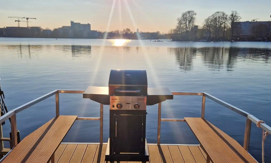 Image 3: 4 - 8 Std. Grill-Boot-Miete inkl. Gasgrill für bis zu 12 Personen