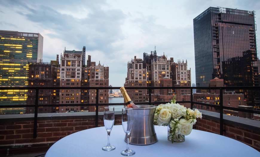 Image 21: Midtown Manhattan hotel near Grand Central w/ Grab and Go credit