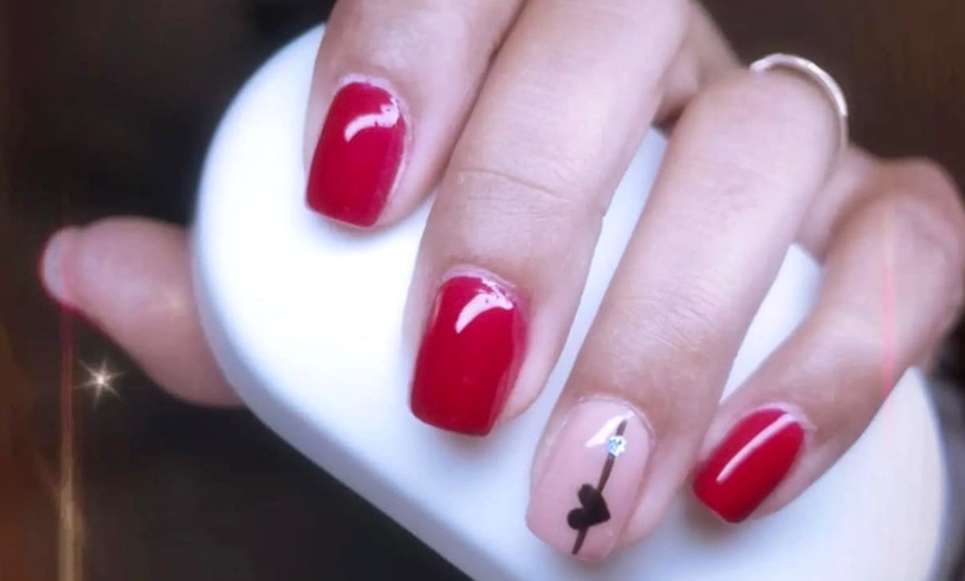 Image 3: Beauté des ongles avec pose de vernis semi-permanent à Nin Addiction