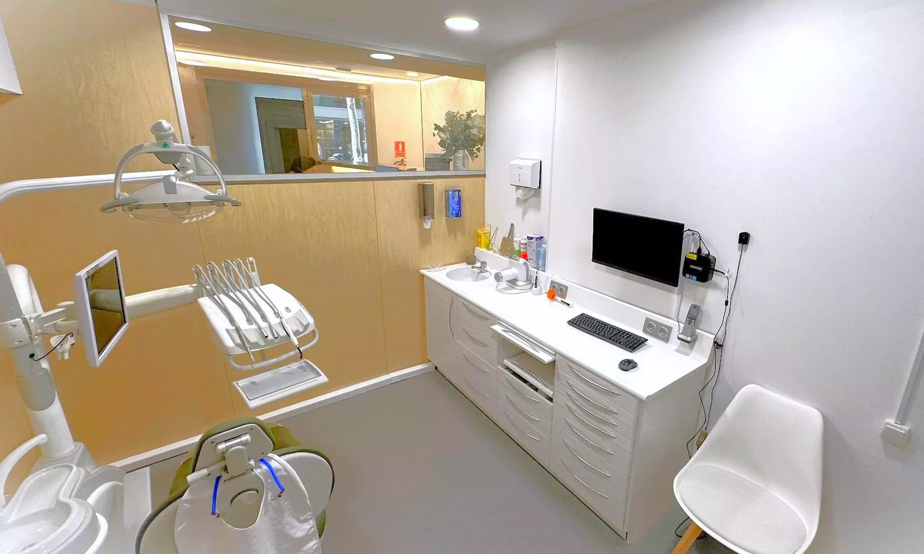 Colocación de hasta 4 carillas dentales de composite o cerámica