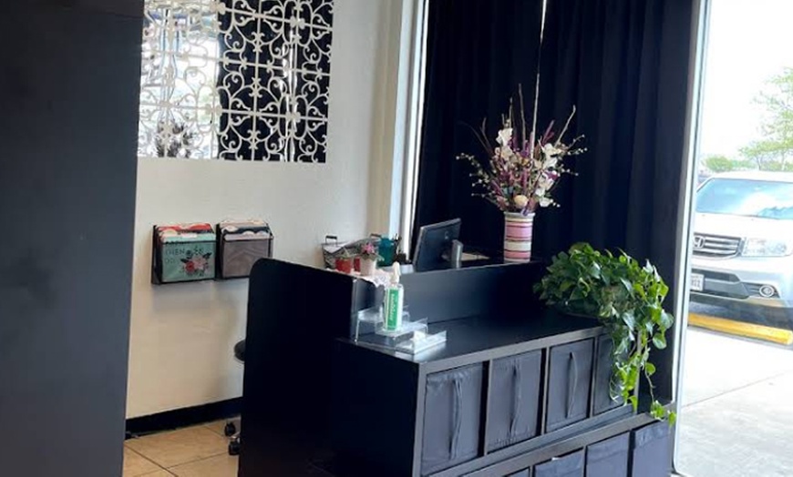 Image 3: Full Set of Hybrid, Volume, or Mega Volume Lash Extensions with Fill