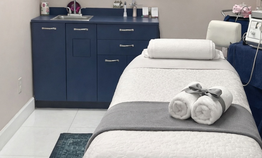 Image 2: Non-surgical facelift sessions for rejuvenated skin