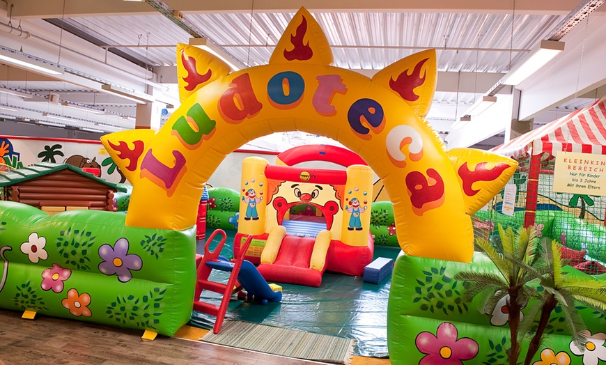 Image 2: Eintritt für bis zu 2 Erw. u. 2 Kinder in den Mona Spiel Spass Park