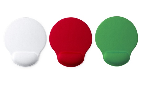 Fino a 3 tappetini mouse con poggiapolsi imbottiti, disponibili in 3 colori