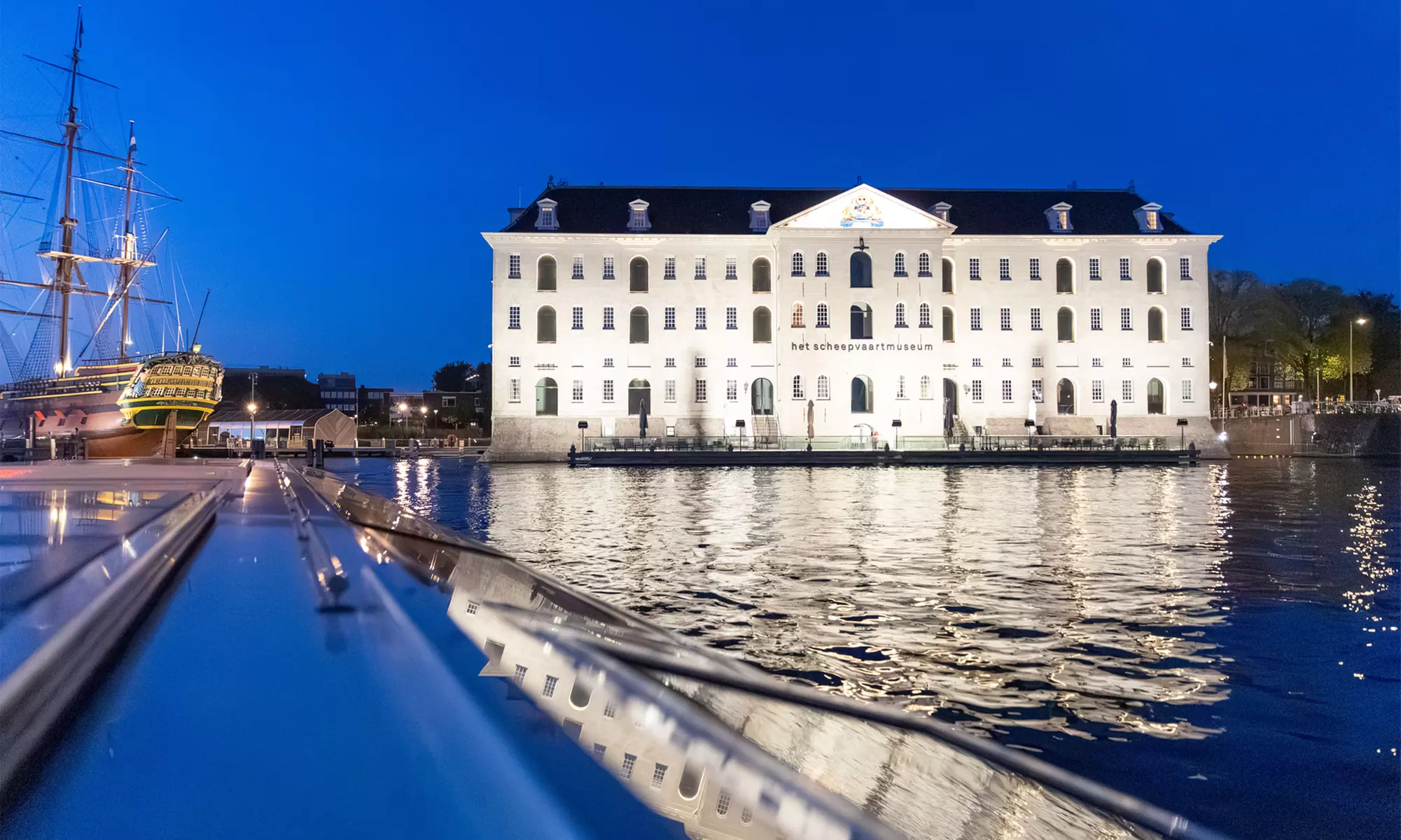Grachten vol lichtjes en legendes: een avondcruise door Amsterdam