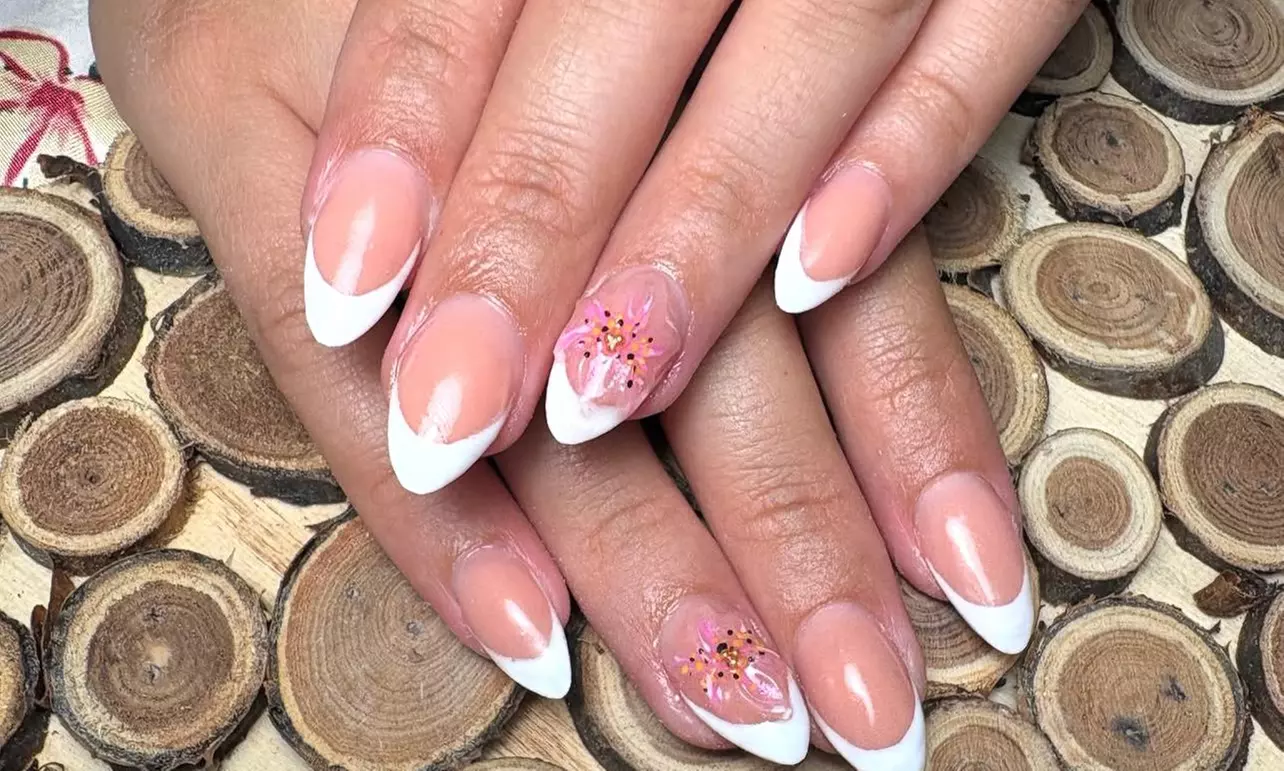 Manicura, pedicura o manipedicura semipermanente con diseño en 1 uña
