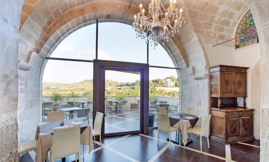 Image 9: Ragusa 4*: camera Classic con colazione, drink e massaggio per 2