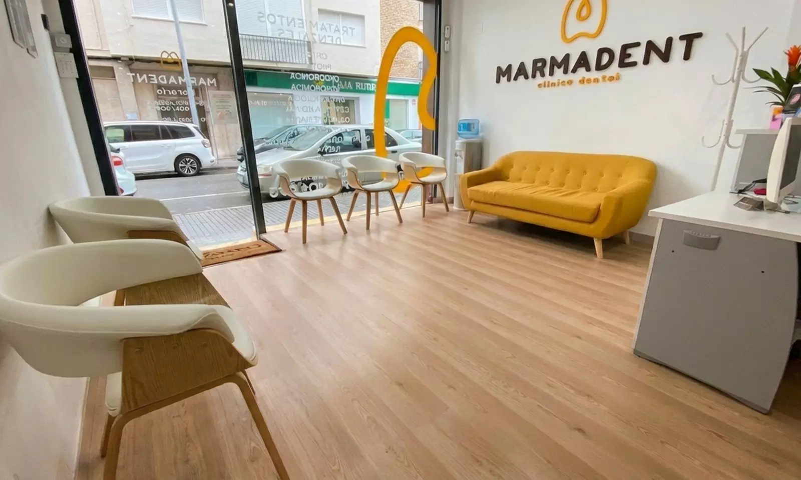 Limpieza bucal con revisión, diagnóstico y colocación de brillante