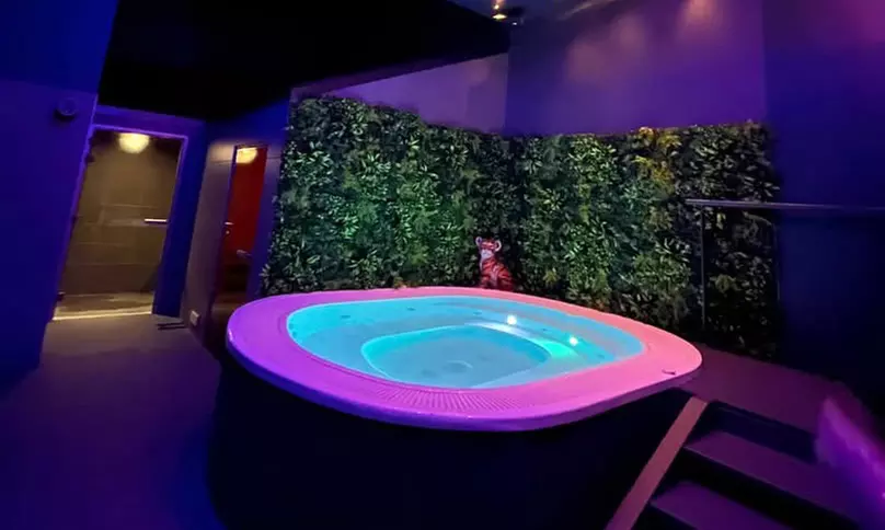 Spa privatif dans un décor asiatique : sauna, hammam & bain à remous