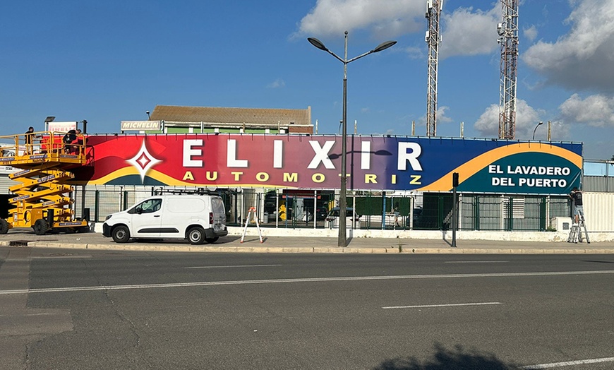 Image 1: 1, 2 o 4 lavados para coche con opción a tratamiento hidrofóbico y más