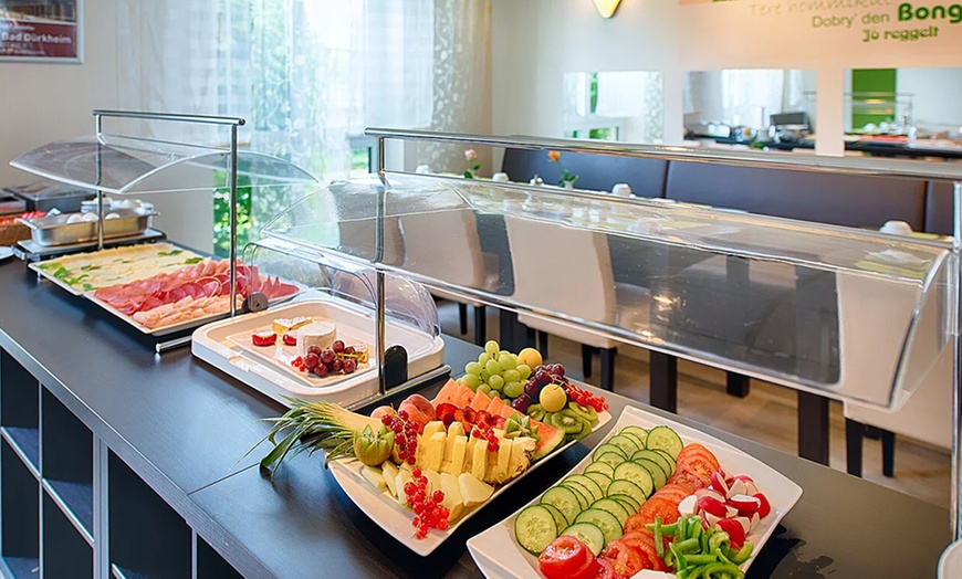 Image 1: Frühstücksbuffet inkl. 1 Glas Sekt für 2 oder 4 Personen