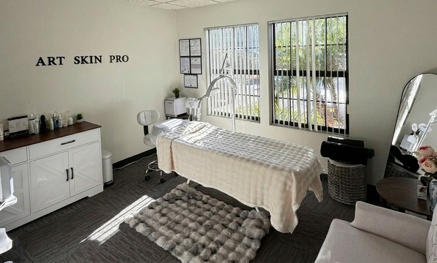 Image 5: Achieve Smooth Skin with 1 or 3 Brazilian or Bikini Wax Sessions