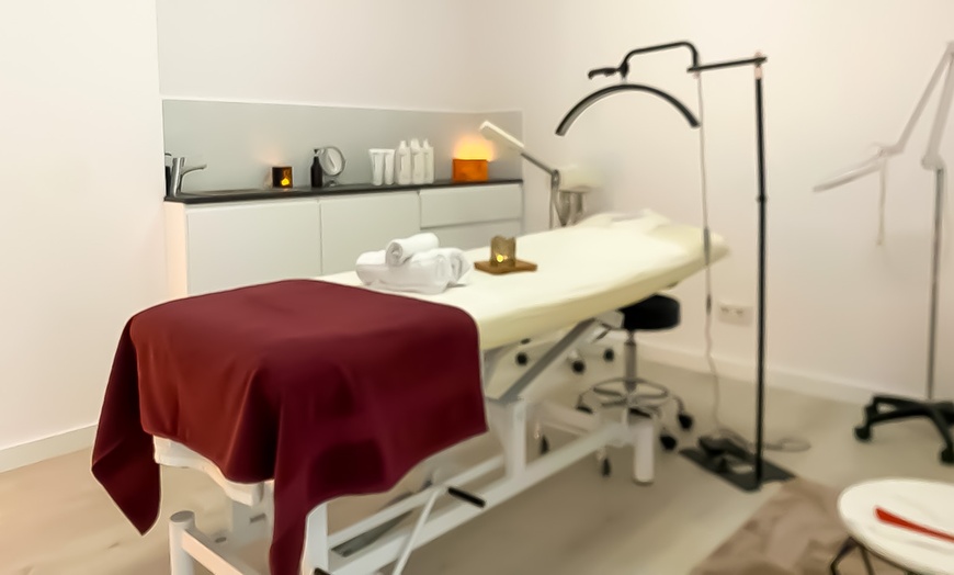 Image 2: Sesión facial Esencia o Premium con hidratación y ácido hialurónico