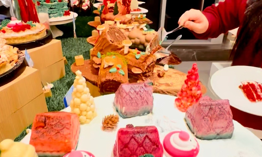 Image 2: 4* Christmas Eve Dinner with Santa Visit for a Child or Up to 4 Adults