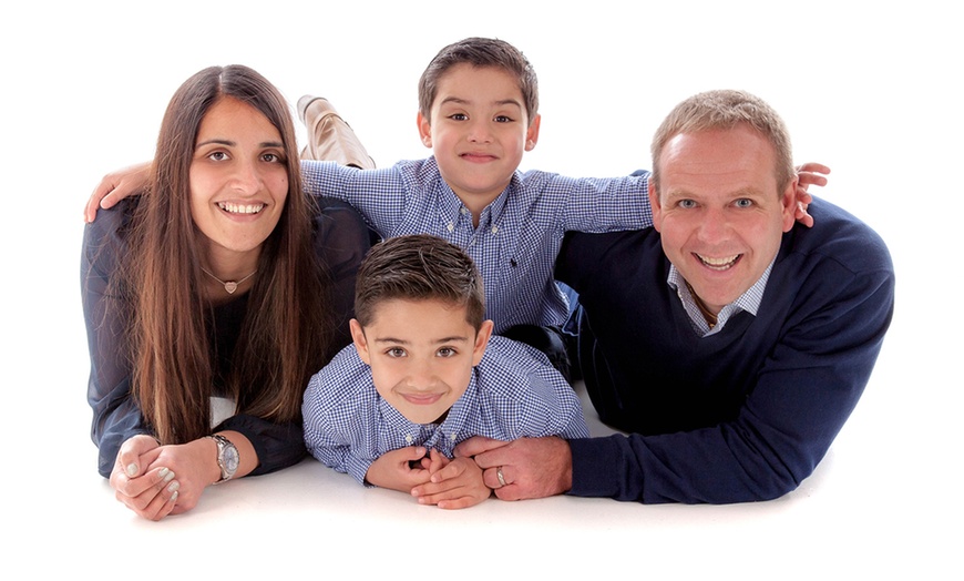 Image 1: Family Photoshoot With Prints