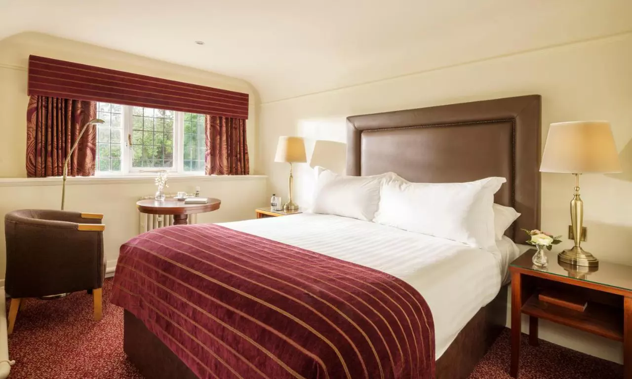 Chester: Spa Stay for 2 with Breakfast, Prosecco & 25-Minute Treatment