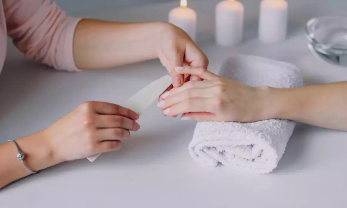 Manicura spa de lujo con esmalte semipermanente, pedicura spa detox