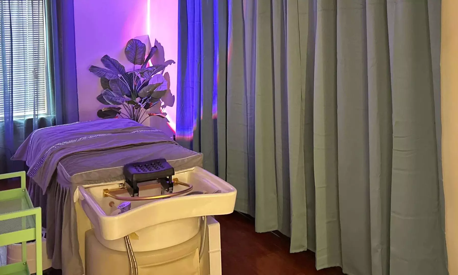 Unwind with a 40, 60 or 90 Minute Head Spa and Facial Cleansing