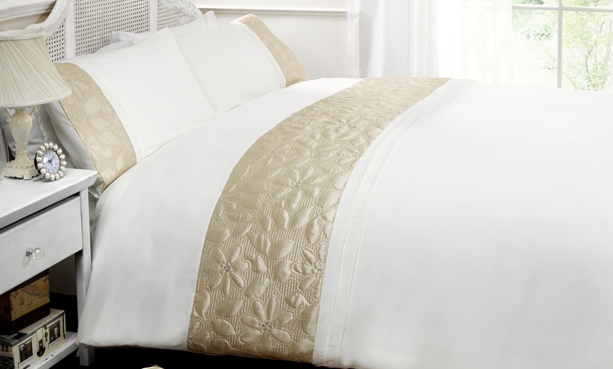 Image 3: Embroidered Duvet Set