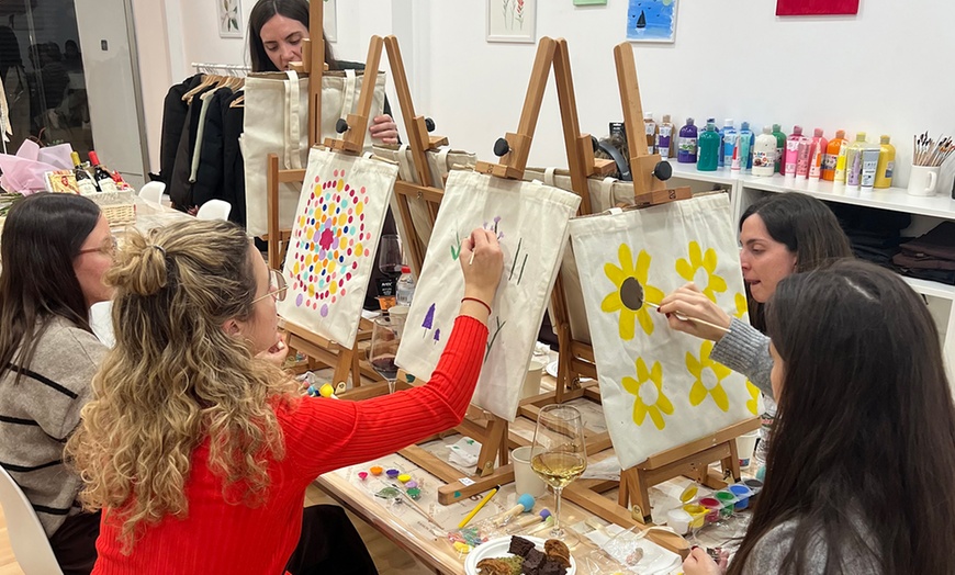 Image 9: Taller de lienzo libre con bebidas y picoteo para 1, 2 o 4 personas