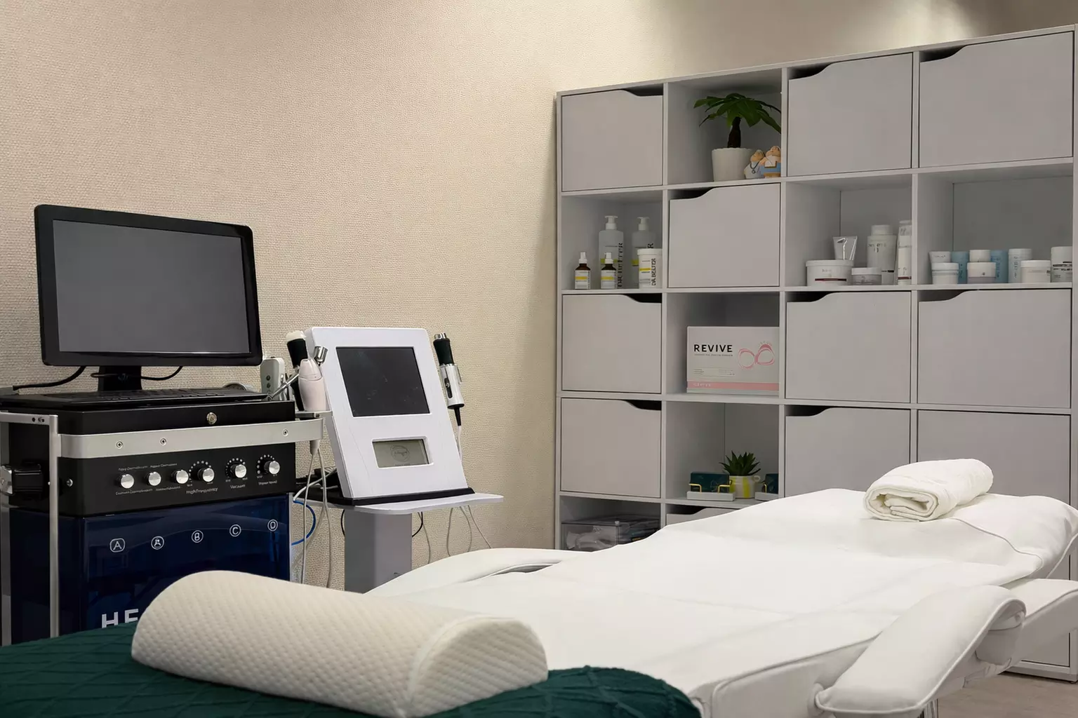 Microneedling, Aqua-Facial oder Gesichtsbehandlung für 1 Person