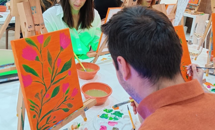 Image 2: Arte y vino, el combo perfecto: taller creativo de pintura con vino