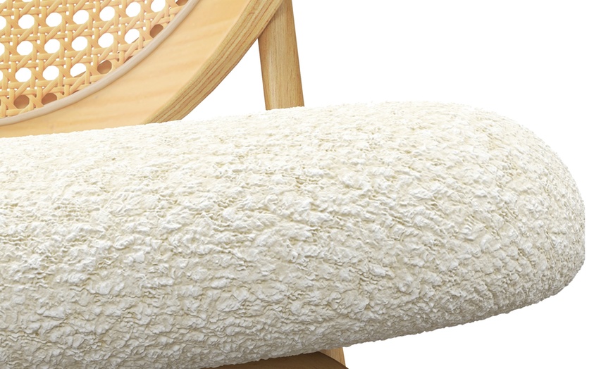 Image 4: Sillón de tejido bouclé, ratán y metal de Doosense