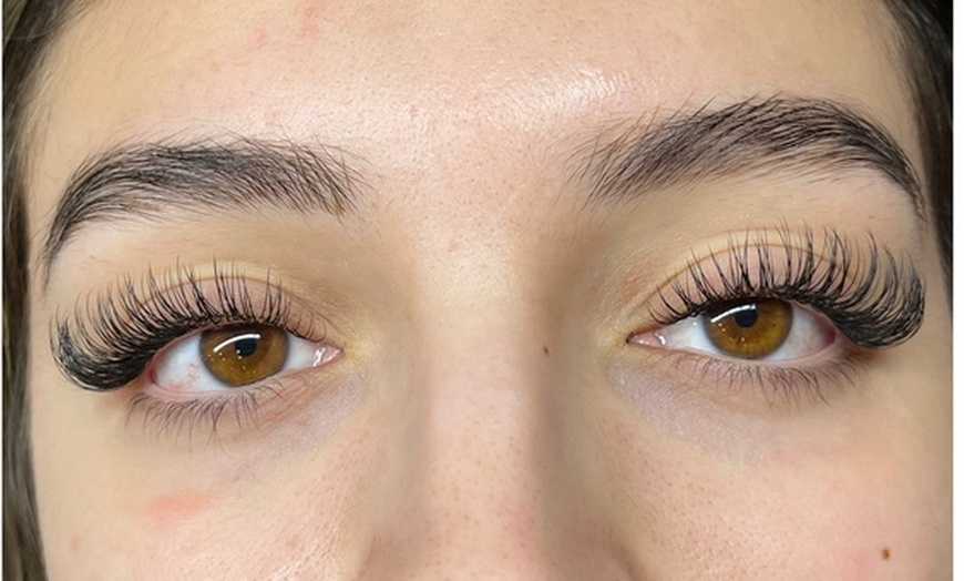 Image 3: Custom Style Beauty & Natural Eyelash Extensions 