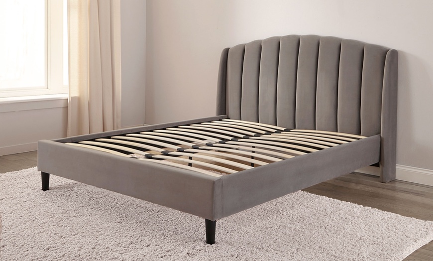Image 13: Aurelia Winged Upholstered Bed 
