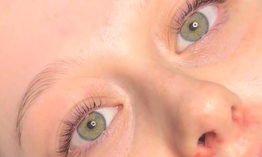 Image 9: Get Stunning Lashes with One Eyelash Lift Treatment with/without Tint