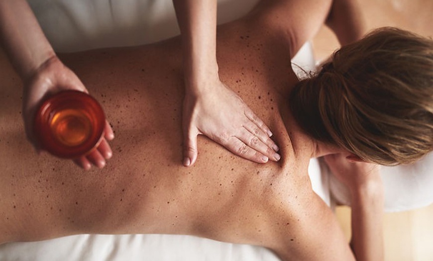 Image 2: Masaje de 30, 60 o 75 minutos con técnicas especializadas 