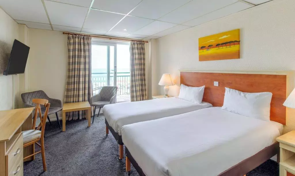 Kent: Standard Double or Twin Room with Breakfast and Leisure Access